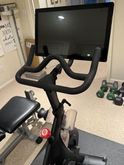 2019 Peloton Bike 2nd Gen Works Well with Accessories Included - Roslyn, NY
