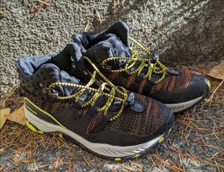 Kids hiking shoes, size 2 (Big kid)