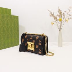 The series of high-end artificial canvas handbags features a structured design with a key lock switch inspired by archive bags and comes with a leathe