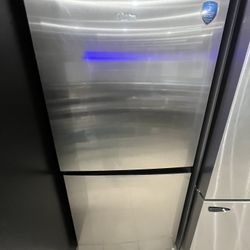 Refrigerator Midea 30” Wide Battom Freezer In Stainless 