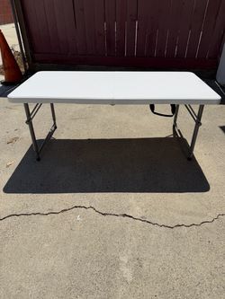 Byliable 4 foot table