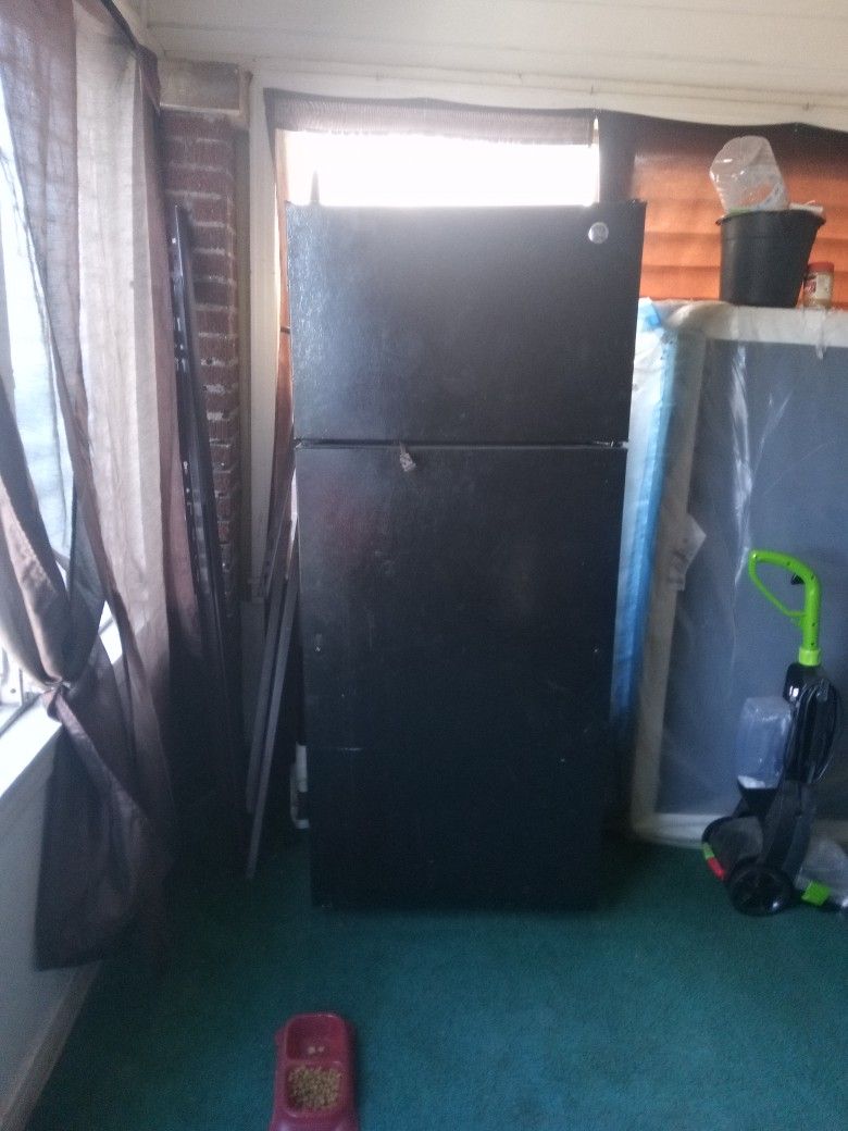 Selling GE Refrigerator 