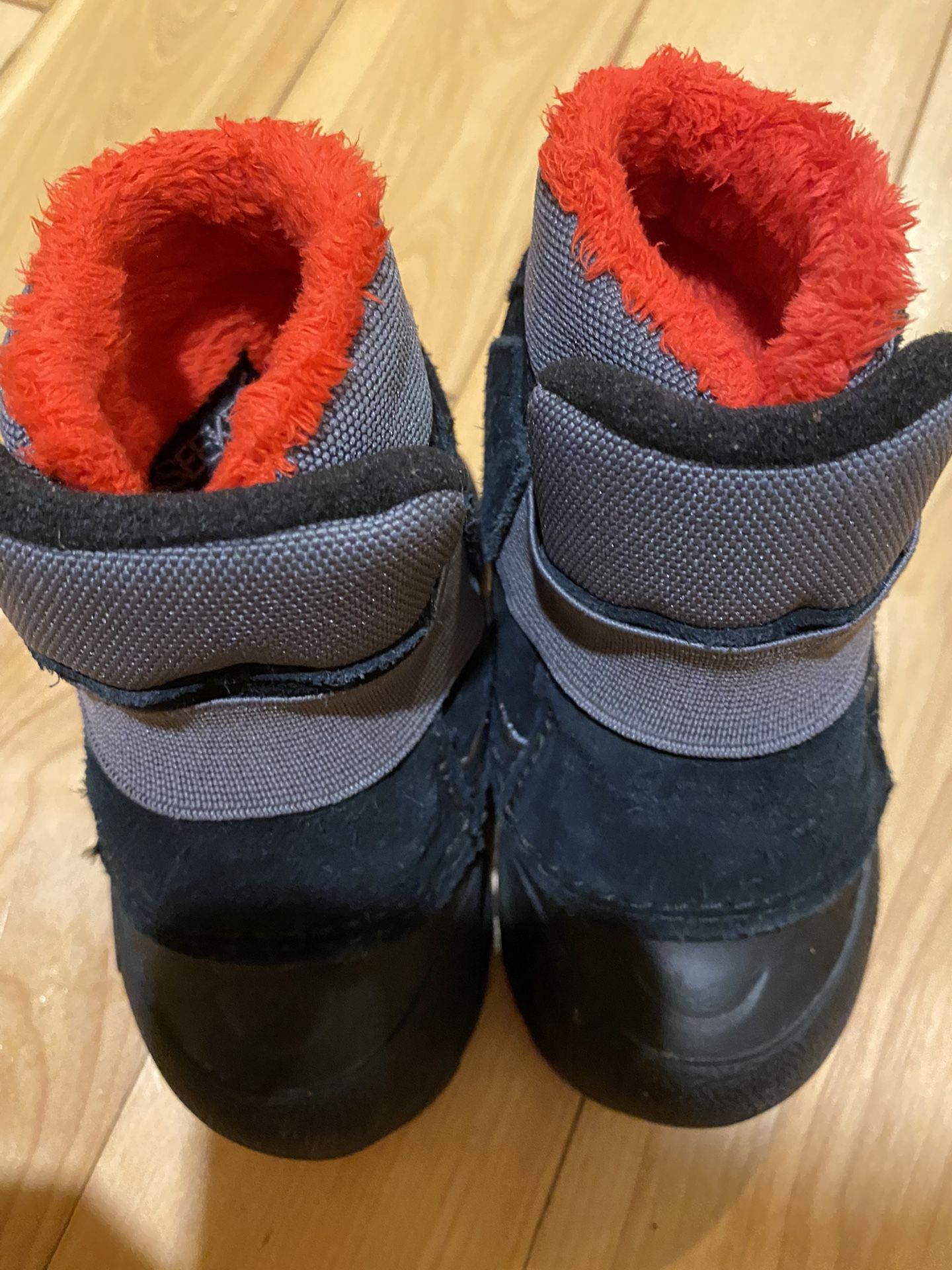 North Face Snow Boots (5 Size )