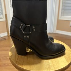 Women’s boots size 7 