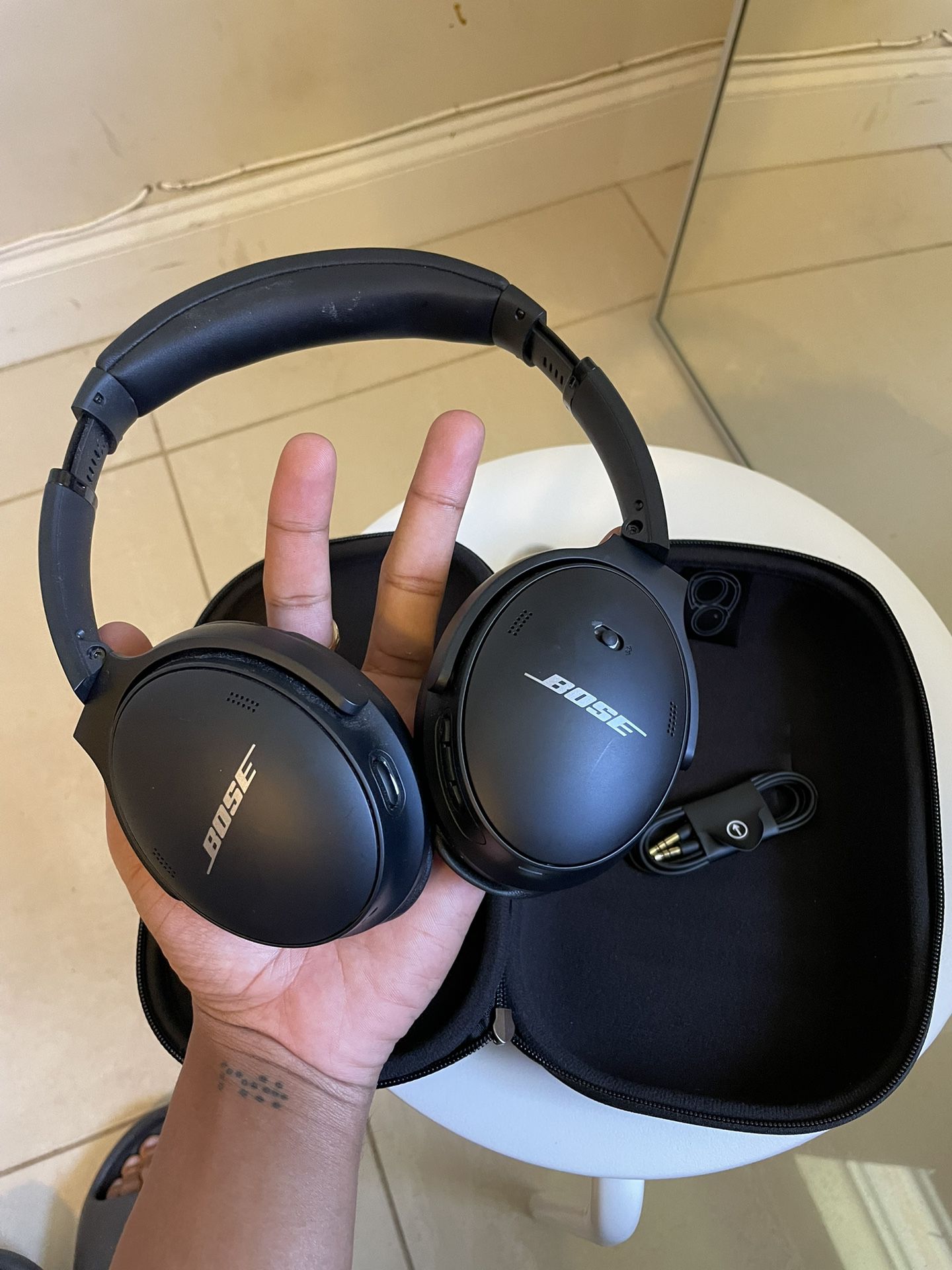Bose - Quiet comfort Wireless Noise Cancelling Over-the-Ear Headphones