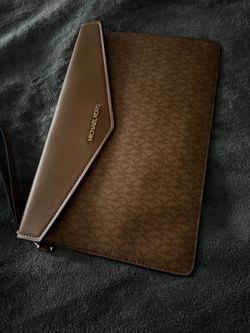 Michael Kors Wristlet Maisie Large Clutch