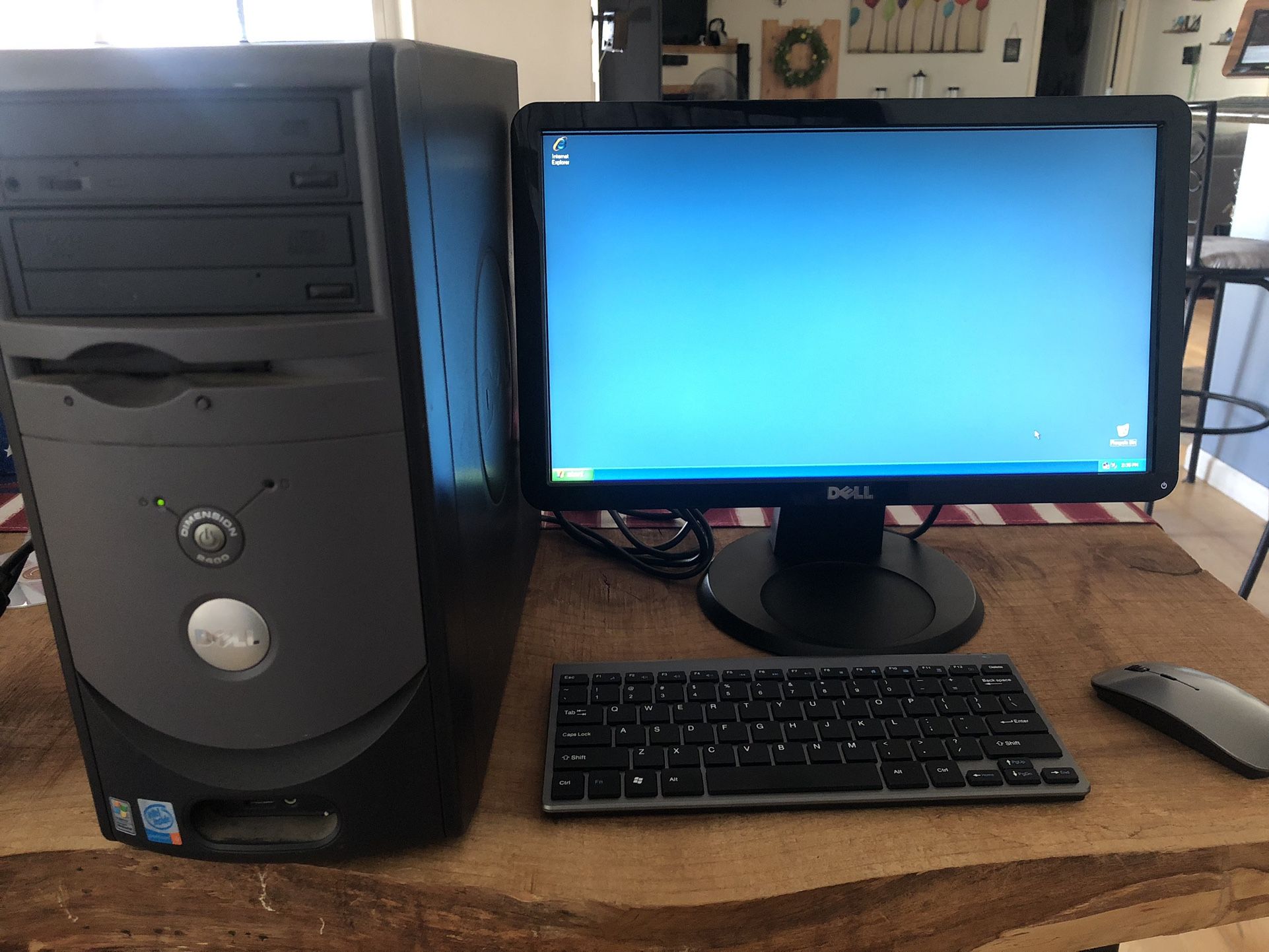 Dell Dimension 2400 Desktop PC, Flat Screen Monitor, Wireless Keyboard/Mouse, PC Games
