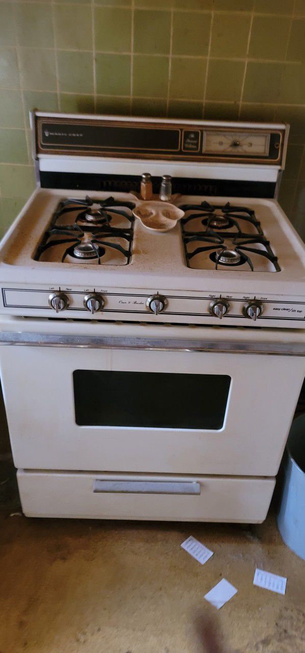 MUST SELL BY 9/18! Magic Chef Four Burner Gas Stove Best Offer 