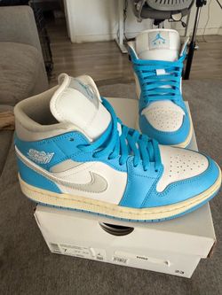 Women’s nike Jordan 1 mid size 7