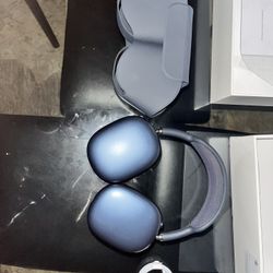 Midnight Apple Airpod Maxes