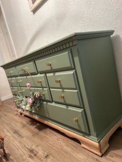 🌿 Beautifully Solid  Dresser 🌿