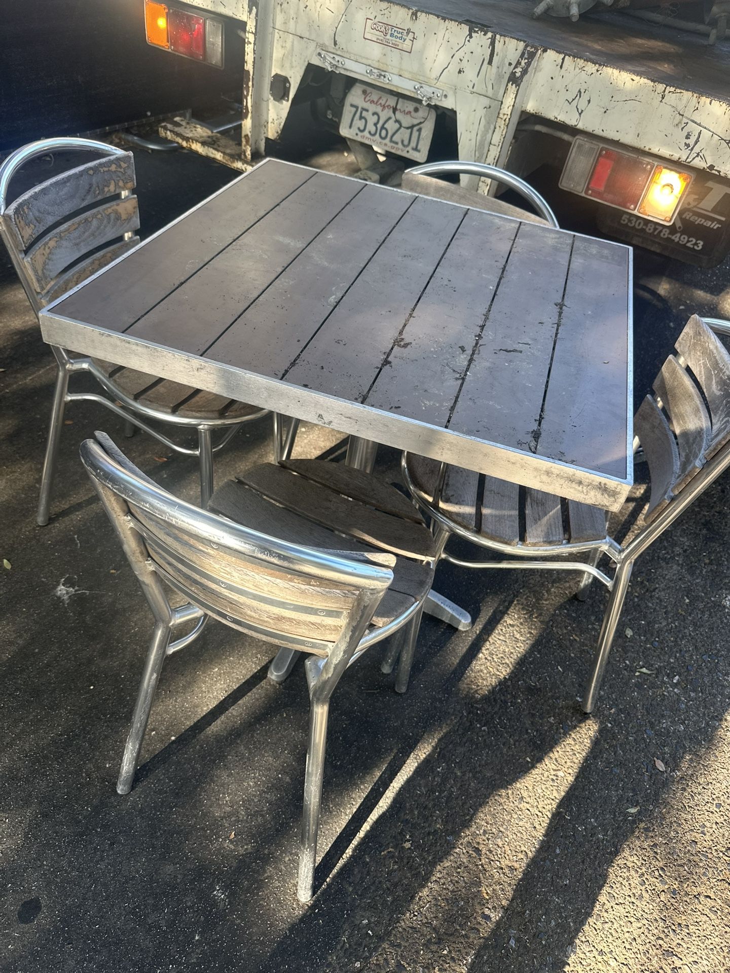 mesas de aluminio 60 cada una con cuantas sillas