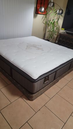 VERY NICE LIKE NEW KING SIZE STEARNS AND FOSTER PILLOWTOP MATTRESS AND BOXSPRINGS FOR SALE! IN GREAT CONDITION, FREE DELIVERY