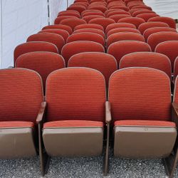 4-Seat Connected Theater Chairs – Excellent Condition