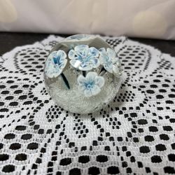 Beautiful Vintage Art Glass Paperweight