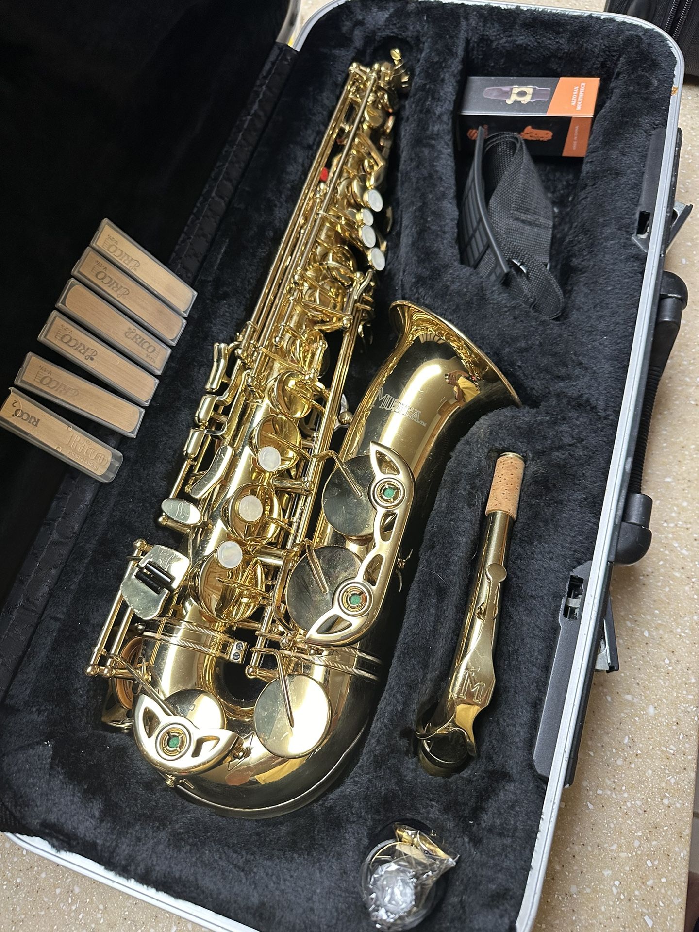 Nice Gold Alto Saxophone with New Mouthpiece and Reeds $350 Firm