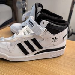 **NEW** Men Adidas size 9.5