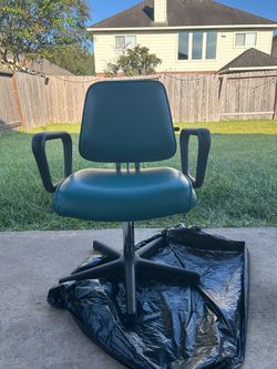 7 Teal Vinyl Salon Shampoo Chairs with Armrests
