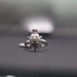 🐢 Unique Silver Turtle Ring with Ruby Red Eyes – Detailed Shell Design