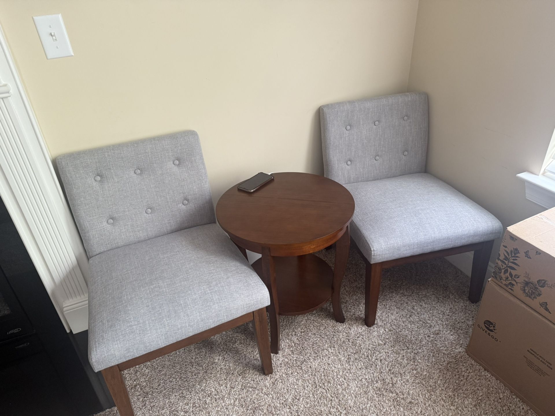Living room table and two Chairs
