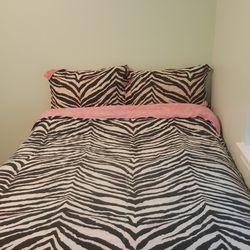 8 Pc Comforter setfull to queen plus rug and Wall Decor All for $25