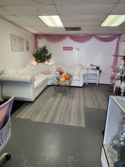 Lash technician room available