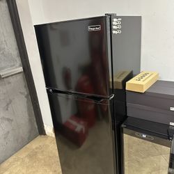 Magic Chef Fridge 9.9 Cu Ft