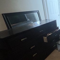 Queen Bed / Matching Dresser + Mirror 