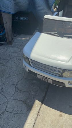 BEAUTIFUL LAND ROVER CAR FOR KIDS WORKS GREAT HAS A CHARGER