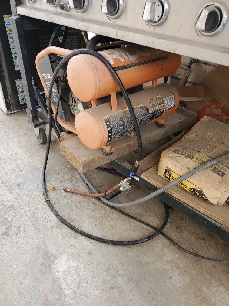 Rigid Dual Tank /120 Volt/14Amp/60HZ/4.5Gal/145 To 175 PSI Compressor w/ Hose