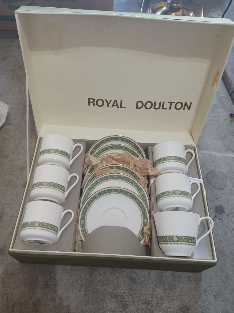 Royal Doulton "Rondelay" Bone China Dinner Set