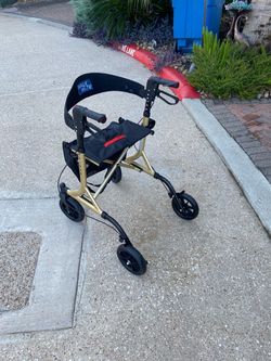 Like new Walker w seat and storage bag