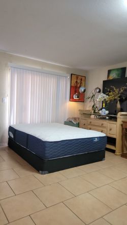 NEW QUEEN SIZE SERTA HOSPITALITY DOBLE SIDED MATTRESS AND BOXSPRING FOR SALE! IN EXCELLENT CONDITION, FREE DELIVERY