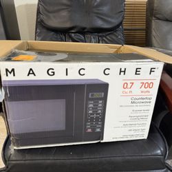 Magic Chef 0.7 cu. ft. 700-Watt Countertop Microwave in Black