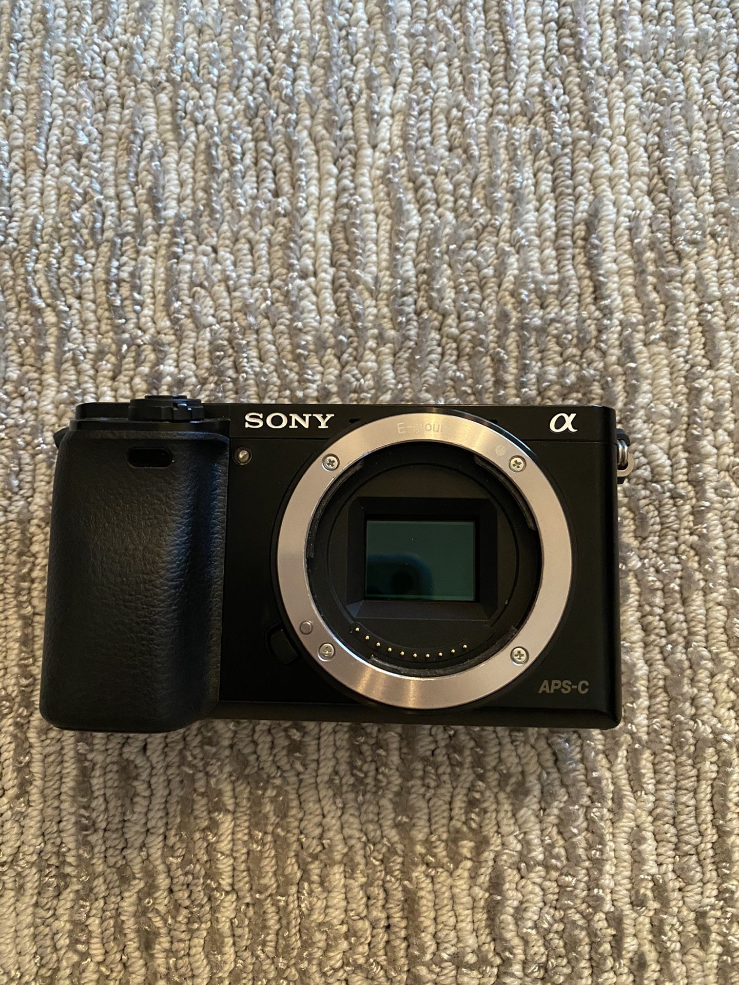 Professional Sony camera A6000 24.3 MP