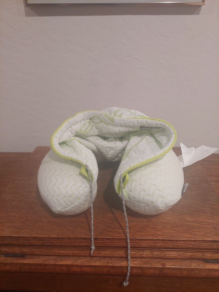 High Sierra Hooded U-Shape Travel Bambu Neck Pillow Quilted Green/White