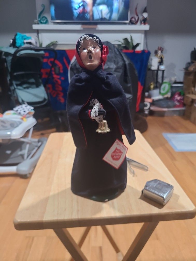 1993 Byers Choice The Carolers Salvation Army Woman Ringing Bell 12 1/2" Tall