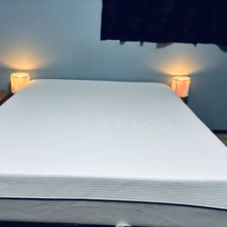 Purple mattress, LIKE NEW! 