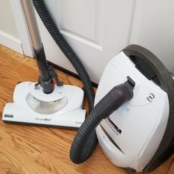 NEW cond KIRBY CANIETER VACUUM WITH COMPLETE ATTACHMENTS. , WORKS EXCELLENT. , AMAZING POWER SUCTION. , IN THE BOX 