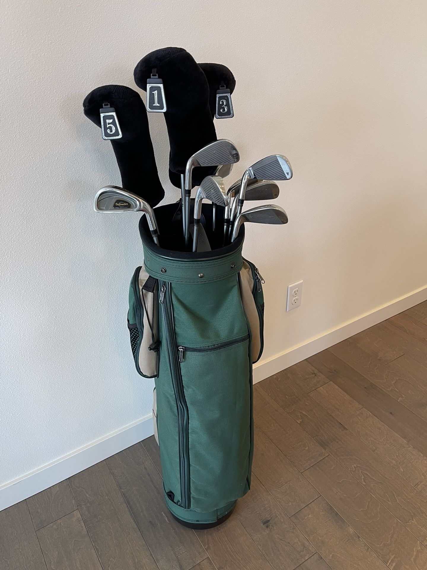 Set of Echelon Golf Club and Bag