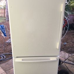 WHIRLPOOL FRIDGE WHITE 22 CU FT 32.5 IN WIDE 69" TALL WORKS LOOKS PERFECT CLEAN!!!