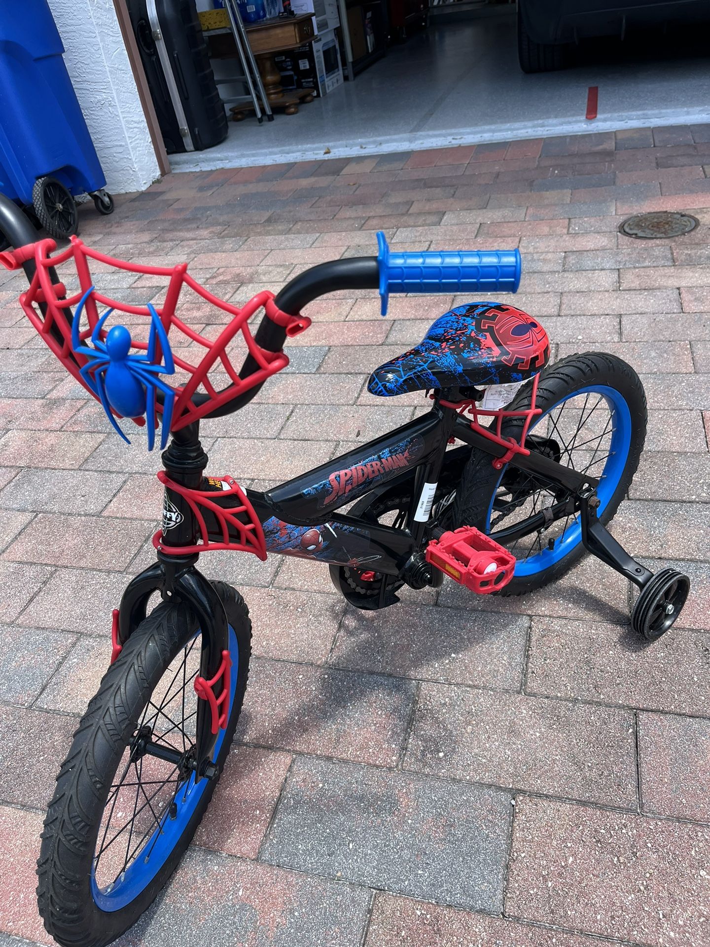 new Children's Spiderman Bike 16 inches 