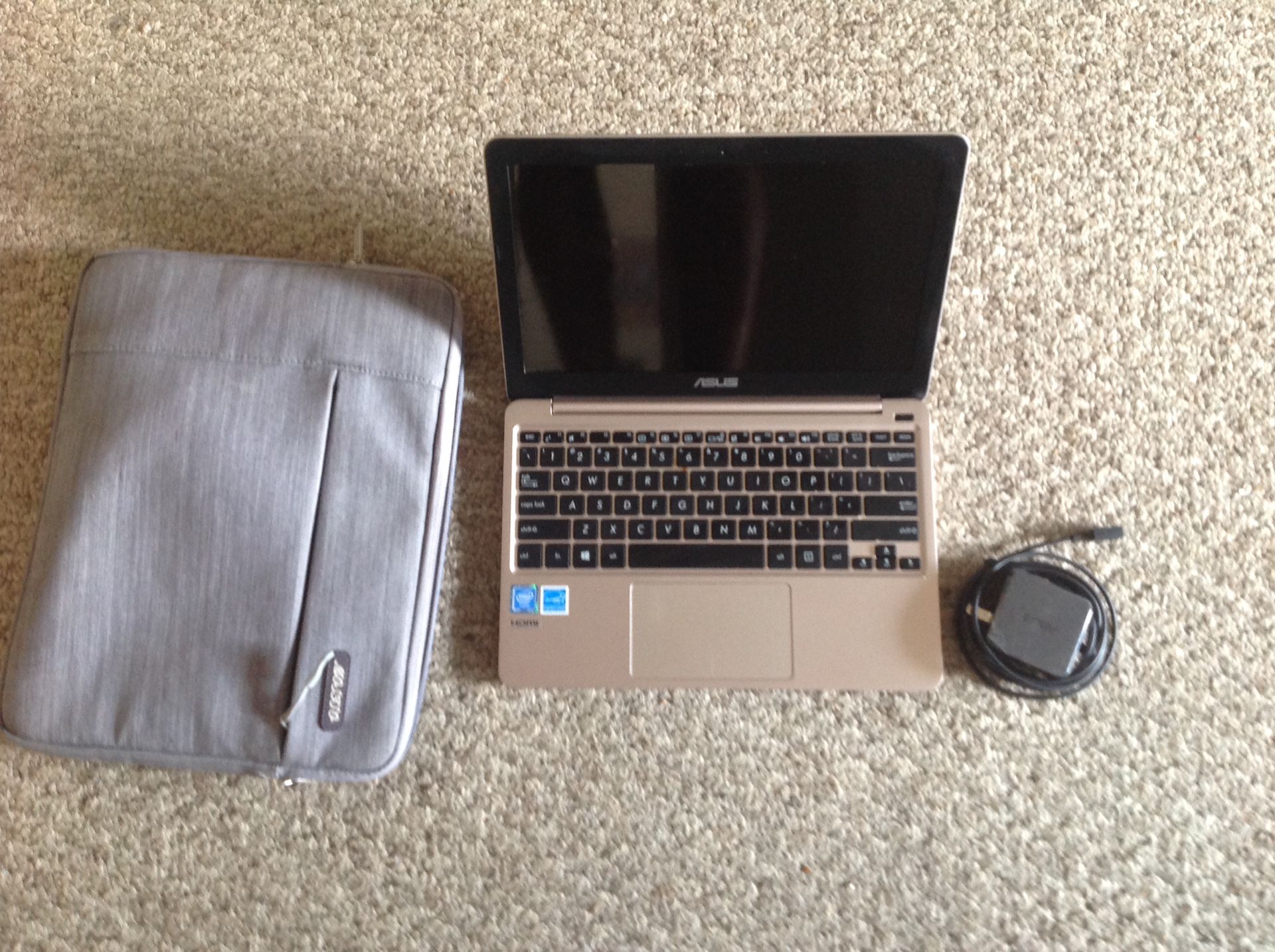 Asus notebook E200H mint condition with a case