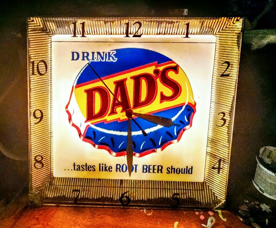 Antique Dad's Root Beer Clock /Light.