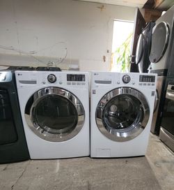 White LG Washer And Dryer Set