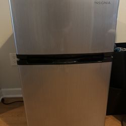 Insignia™ - 3.0 Cu. Ft. Mini Fridge with Top Freezer and ENERGY STAR Certification - Stainless Steel