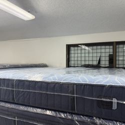 KING SIZE STEARNS & FOSTER ESTATE (SOFT) MATTRESS & BOX SPRINGS BED SET