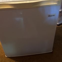 Magic Chef Mini Fridge Great Size For Firm Living 