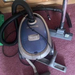 Oreck Quest Compact Blue Canister Vacuum Cleaner MC1000 w/ Hose & Attachment 