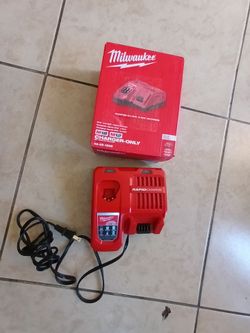 Milwaukee
M12 and M18 12-Volt/18-Volt Lithium-Ion Multi-Voltage Rapid Battery Charger